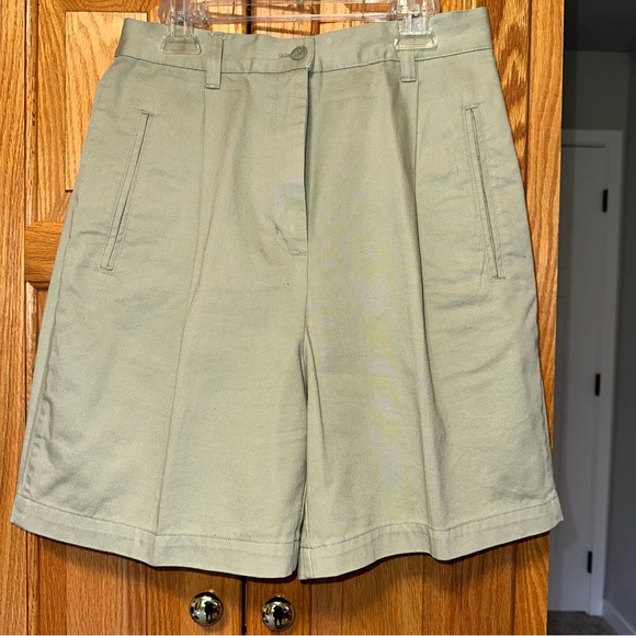 Casual Corner Pants - Casual Corner Lady’s Green Shorts 100% cotton size 4 made in Hong Kong